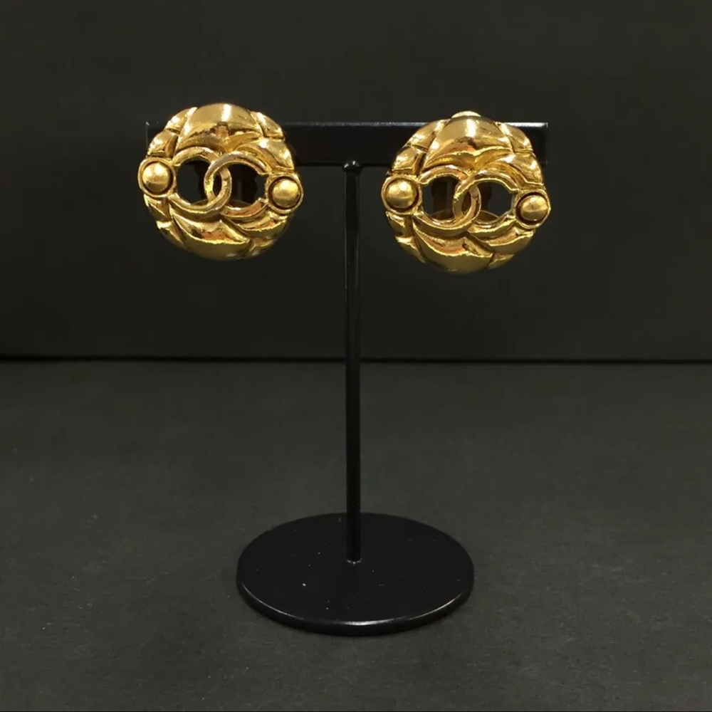 AUTH Vintage CHANEL Gold Clip Earrings - Picture 1 of 7